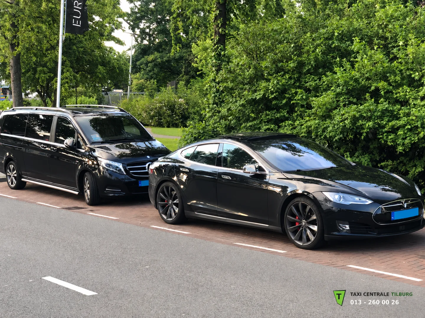 Tesla en Mercedes-taxibus van Taxi Centrale Tilburg